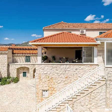 Mediterranean Stone Lady Апартаменты